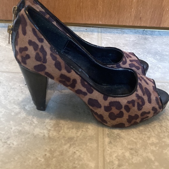 Fabulous-Furs Heels - 6 - Picture 6 of 7